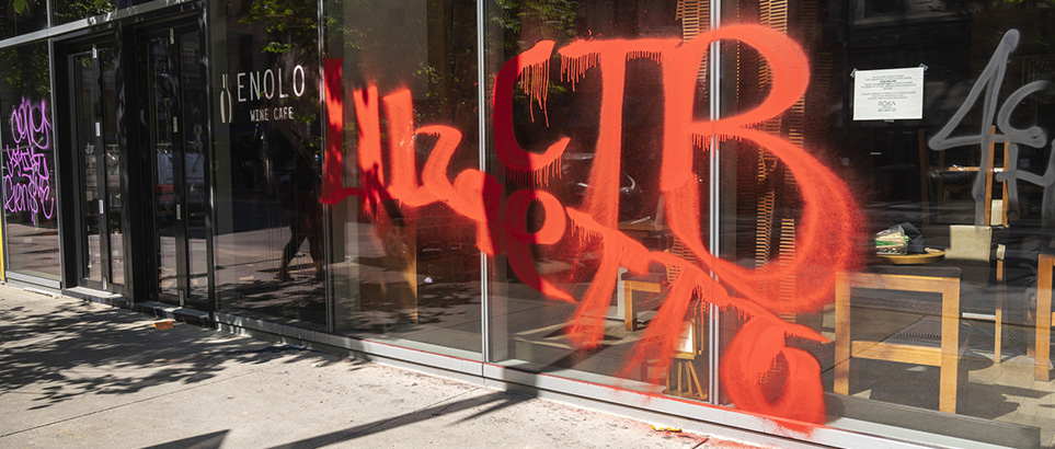 Eliminar los grafitis en paredes, puertas y persianas
